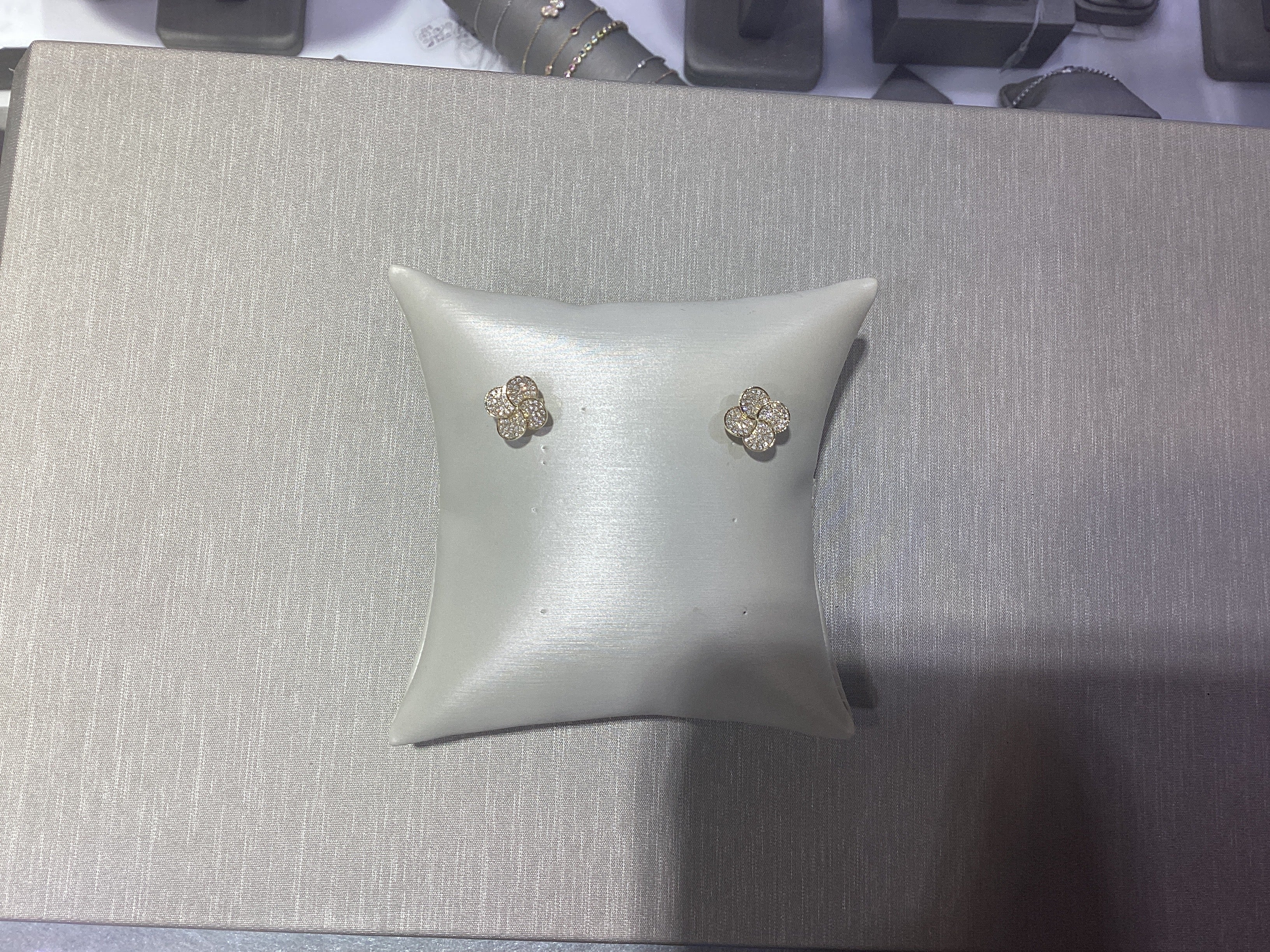 Pave Flower 14 kt studs